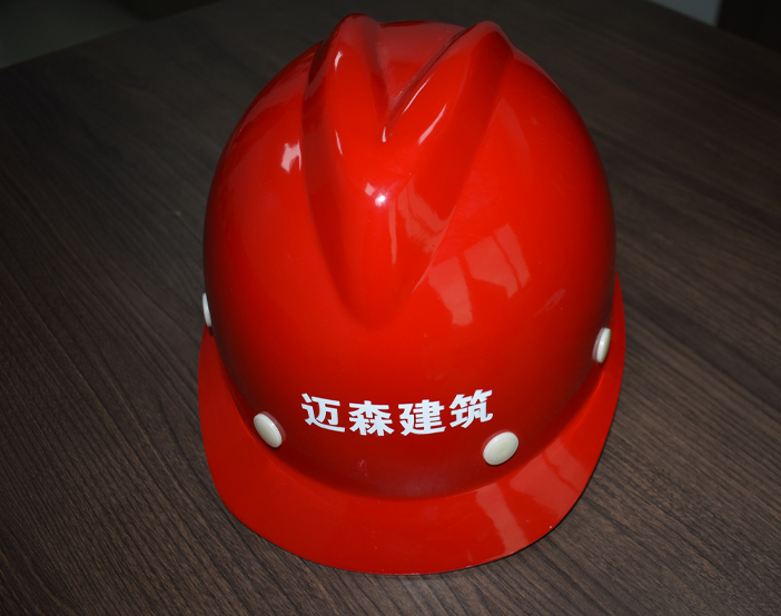 講述施工現(xiàn)場佩戴建筑安全帽注意事項。